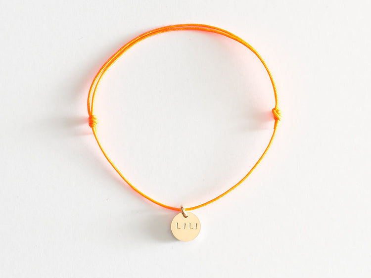 Bracelet "Mini médaille" à personnaliser en or laminé sur cordon orange fluo