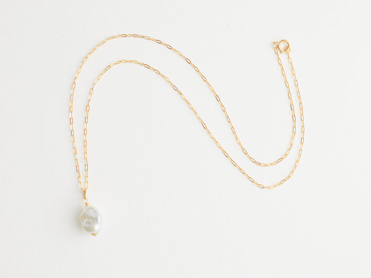 Collier pendentif perle baroque blanche chaîne doré grand modèle
