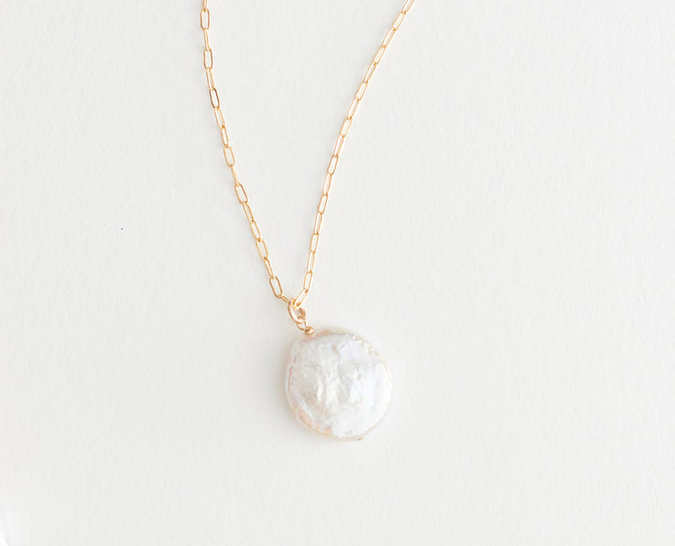 Collier "Pastille" perle baroque sur chaîne doré